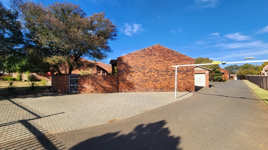 2 Bedroom Property for Sale in Langenhovenpark Free State